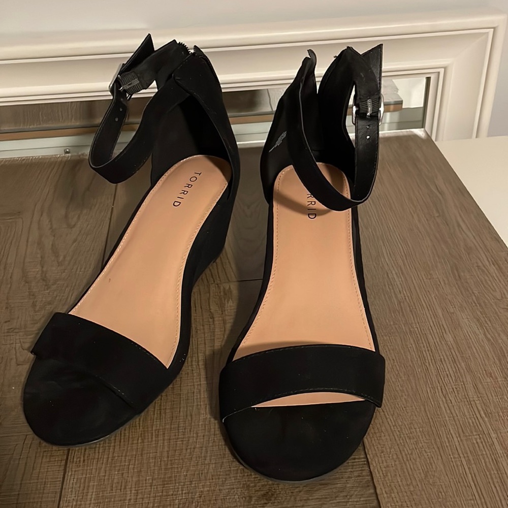 TORRID size 10 suede black wedges